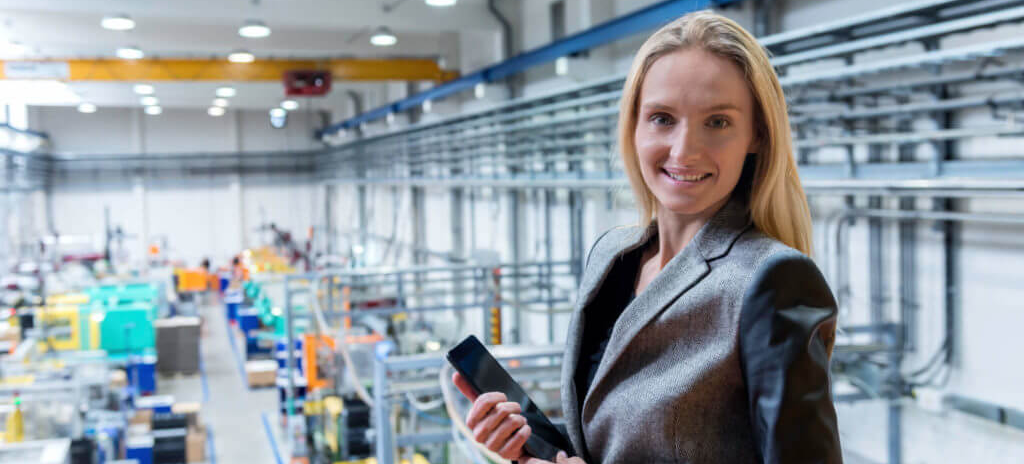 Dame met shopfloor in de achtergrond